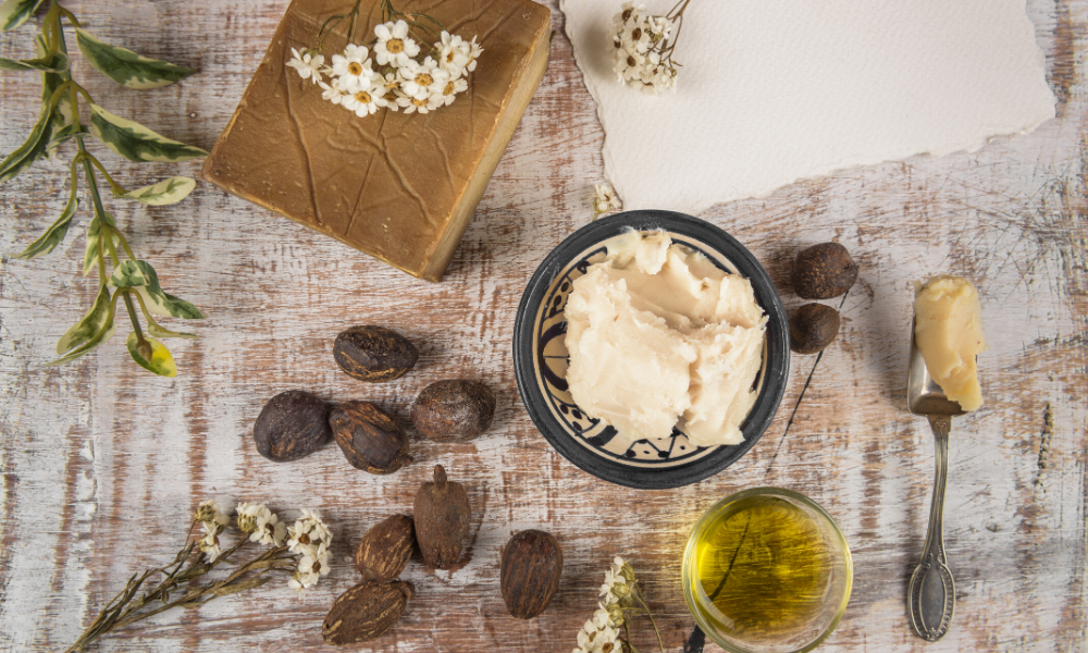 Extrait de la noix du karité africain, le beurre de karité contient des propriétés cicatrisantes et hydratantes qui aident à réduire l'inflammation et à calmer la peau.